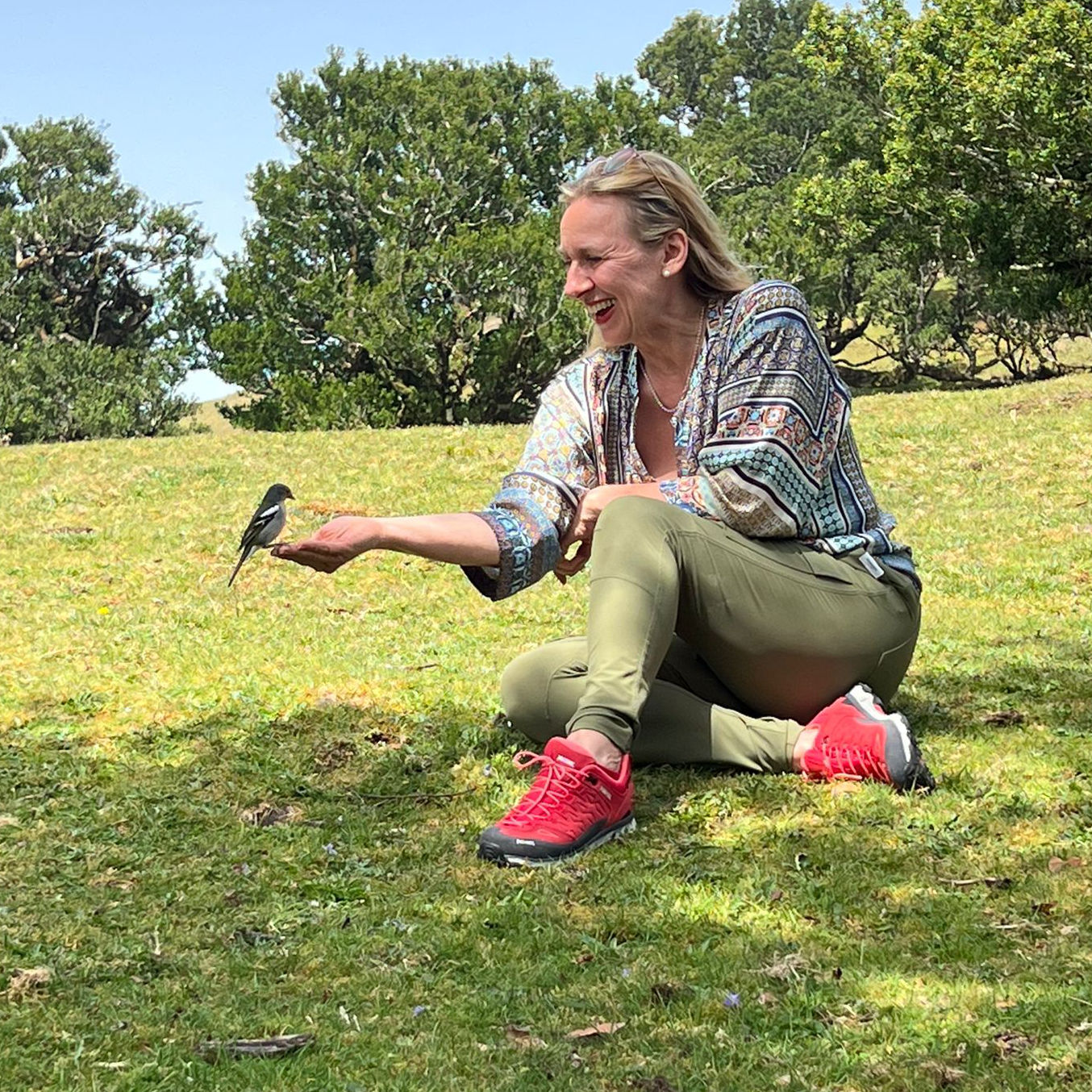 Annette mit einem Vogel auf der Hand